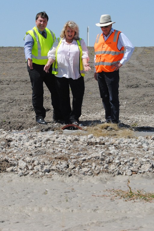 General Manager Lester Rodgers, Mayor Cr Katrina Humphries and Paul Wilde Principal Contractor from Wilde Civil Pty Ltd