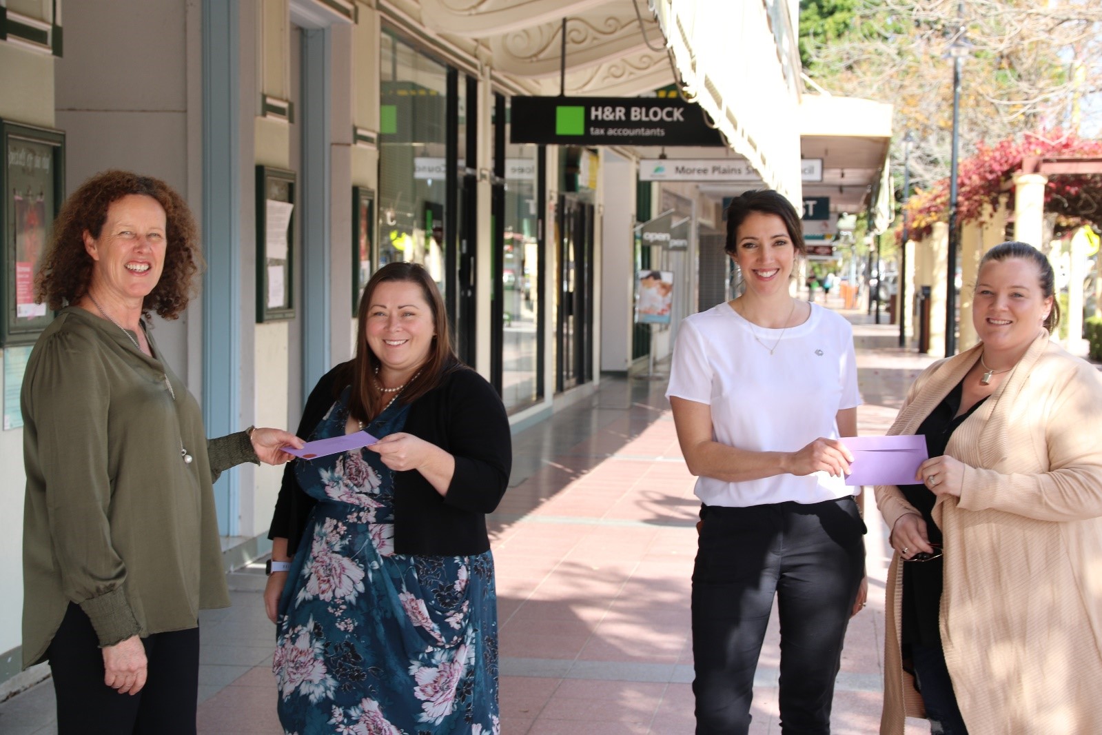 Moree Chamber of Commerce President Dibs Cush, outdoor category first prize winner Kellie Abrahamson, Council’s Acting Economic Development/Grants Manager Susannah Pearse, indoor category first prize winner Bree Pring.